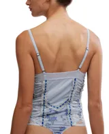 Body celeste con estampado floral, detalles de encaje y lazo azul en el centro del busto.