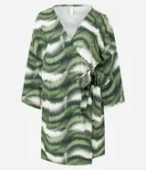 Kimono texturizado confeccionado en viscosa, con escote en V, sisas desplazadas, lazo en la cintura y estampa abstracta que simula follaje.