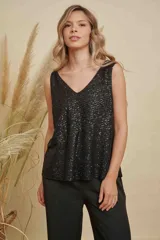Musculosa de lentejuelas doradas con doble escote en V, tanto en el frente como en la espalda. Presenta breteles anchos y un corte levemente acampanado.