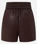 Short corto color marrón oscuro, confeccionado en poliuretano (PU) con textura que imita el cuero. Presenta cintura elástica en la parte trasera, lazo delantero para ajustar y recortes decorativos.