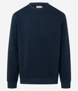 Buzo de cuello redondo y manga larga, confeccionado en tejido de poliéster con textura de efecto cuerdas en toda la prenda. Presenta puños y ruedo acanalados, con un corte regular que ofrece un ajuste cómodo y anatómico.