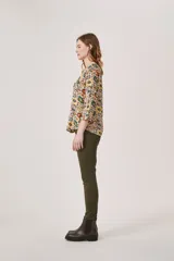 Camisa de manga 3/4 con estampado floral multicolor, cuello mao y corte holgado.