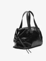 Bolso tipo bowling de Adolfo Dominguez, color borgoña oscuro con acabado brillante y textura craquelada. Posee asas de mano negras y un cordón ajustable lateral.