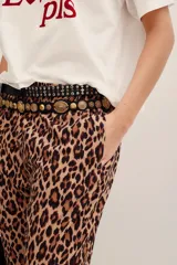 Pantalón de corte recto y tiro medio con estampado de leopardo, confeccionado en mezcla de poliéster y elastano.