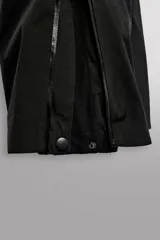 Pantalón deportivo de esquí color negro, confeccionado en tejido técnico impermeable de tres capas con costuras y cremalleras termoselladas. Cuenta con tirantes elásticos regulables, cintura ajustable, bolsillos frontales con cierre, refuerzos en la parte inferior de la pernera y sistema de rescate RECCO integrado.
