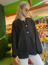 Canguro negro de tejido waffle con capucha, cierre de botones y bolsillo delantero.