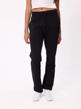 Babucha azul marino con cintura elástica y cordón ajustable, bolsillos laterales y corte recto.