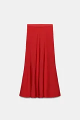 Falda larga de punto color rojo, con diseño evasé y cintura elástica.