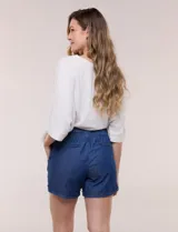 Short blanco de tiro medio y calce relajado, confeccionado en mezcla de algodón y viscosa. Cuenta con cintura elastizada con cordón ajustable, bolsillos delanteros tipo parche, bolsillos traseros ojal simulados y ruedo con vuelta.