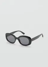 Lentes de sol con montura ovalada de pasta negra y cristales oscuros.