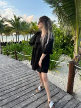 Vestido corto verde manzana de lino, con escote en V con volados y mangas abullonadas.