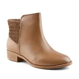 Bota corta color marrón claro con detalle de elástico fruncido en el tobillo y taco bajo.