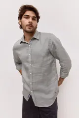 Camisa de lino color marrón mocha, de corte regular, con cuello clásico, mangas largas y cierre frontal con botones al tono.