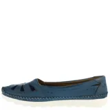 Zapato tipo mocasín de cuero azul con detalles calados en la puntera, costuras reforzadas en el contorno y suela de goma blanca con diseño ondulado.