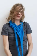 Camiseta de cuello redondo y manga corta, con corte regular fit.