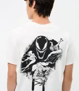 Remera de algodón color blanco, con cuello redondo y manga corta. Presenta una estampa frontal con el logo de Venom en estilo graffiti negro.