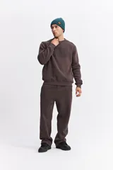 Buzo de algodón color marrón chocolate, con cuello redondo, mangas largas y estampa frontal con el nombre de la marca repetido en tono sobre tono.