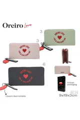 Billetera negra con cierre, estampado con el logo de Las Oreiro en rojo y llavero con forma de hoja roja.