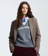 Blazer de sastrería con estampado de cuadros, corte alargado y estructurado. Presenta cuello con solapa, mangas largas y cierre frontal con botones.