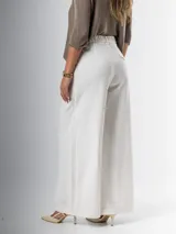 Pantalón wide leg marrón de tela sastrera con pinzas y elástico en la cintura.