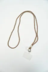 Correa para celular de diseño trenzado en color plateado, con herrajes metálicos y placa de sujeción transparente.