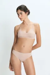 Bombacha tipo vedetina de diseño minimalista y sin costuras, confeccionada en tejido suave y elástico de color nude.