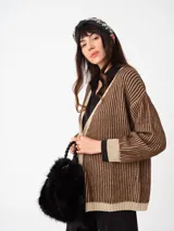 Cardigan tejido de punto con diseño a rayas verticales en tonos marrón y beige con hilo de lurex. Presenta mangas globo con puños ajustados y un corte holgado.