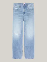 Pantalón de jean celeste de pierna ancha con roturas en la rodilla y muslo.