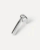 Aro individual de plata con colgante en forma de gota.