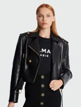 Remera negra de algodón con estampado del logo Balmain Paris en blanco. Corte clásico y cuello redondo.