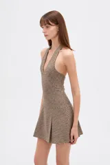 Vestido mini al cuerpo de viscosa con estampado a cuadros, escote halter pronunciado y falda con tablas.