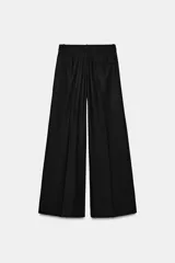 Pantalón de tiro alto con pierna ancha, confeccionado con detalle de pinzas en el delantero, bolsillos laterales y cierre frontal con cremallera y gancho metálico.