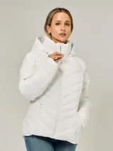 Campera ligera acolchada de la marca Tommy Hilfiger, con diseño de costuras en diagonal. Presenta cuello alto con capucha ajustable mediante cordones, cierre frontal de cremallera y dos bolsillos laterales también con cierre.