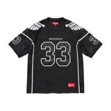 Camiseta de fútbol de malla negra con diseño de alas blancas en los hombros, número 33 en el frente y en las mangas, y logo de la marca en el pecho y etiqueta inferior.