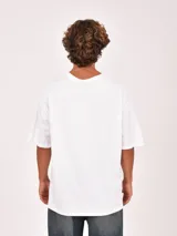 Remera negra de manga corta, cuello redondo y corte holgado.