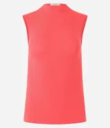 Musculosa de viscosa color celeste, con cuello alto y textura acanalada de corte al cuerpo.