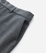 Pantalón de sastrería corte skinny, color gris claro, con trabillas en la cintura, cierre de botón y cremallera, y bolsillos laterales. Confeccionado con tecnología performance que ofrece secado rápido y resistencia a las arrugas.