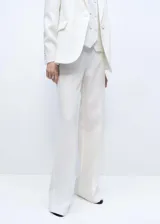 Pantalon de vestir de corte recto y tiro alto, color blanco, con cierre de cremallera lateral y cintura elástica.