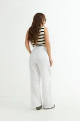 Pantalón blanco de gasa, de corte amplio y tiro alto, con cintura elástica y cordón ajustable.