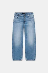 Jeans de tiro alto, color celeste claro con efecto desgastado y lavado. Modelo de corte holgado (loose baggy) con cierre frontal de botones metálicos y cinco bolsillos.