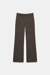 Pantalón de tiro medio con diseño de raya diplomática, corte recto y cintura con trabillas. Cuenta con bolsillos laterales, bolsillos traseros de vivo y cierre frontal con cremallera, botón y ganchos metálicos.