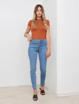 Jean skinny de tiro medio, confeccionado en denim elastizado. Presenta un corte ajustado desde la cadera hasta el tobillo, con diseño clásico de cinco bolsillos funcionales y costuras reforzadas a tono.