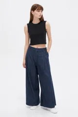 Top cropped negro de algodón con elastano, al cuerpo, con cuello redondo a la base y diseño sin mangas.