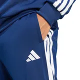 Conjunto deportivo Adidas Dayready Basic de tres tiras, color azul, compuesto por una campera de cierre frontal con cuello alto y un pantalón de jogging con bolsillos. Ambos elementos cuentan con las icónicas tres líneas blancas de la marca en los laterales y el logo estampado en el pecho y la pierna.