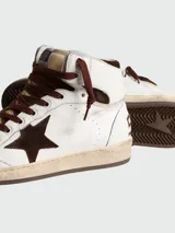 Botines de cuero blancos con detalles en marrón, cordones marrones y estrella marrón en el lateral.