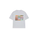 Remera gris melange de corte oversize, con mangas cortas y cuello redondo. Presenta un estampado gráfico frontal compuesto por múltiples logotipos de estilo retro.