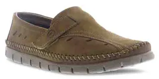 Zapatos casuales de hombre color marrón habana, confeccionados en cuero con costuras artesanales visibles en el contorno y perforaciones decorativas. Poseen un cierre de velcro lateral y suela de goma flexible.
