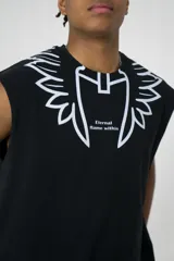 Musculosa negra de algodón elastizado con estampado frontal de un diseño abstracto en blanco.