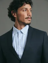 Saco sport de corte clásico, con cuello de solapa, cierre frontal de dos botones y bolsillos de ribete laterales.