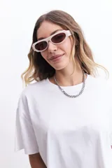 Remera de corte oversize y estilo cropped, confeccionada en algodón liviano. Presenta cuello redondo y mangas cortas, con un diseño holgado y relajado.